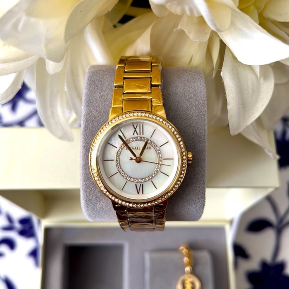 Michael Kors Watch with Bracelet - Picture 2 of 5